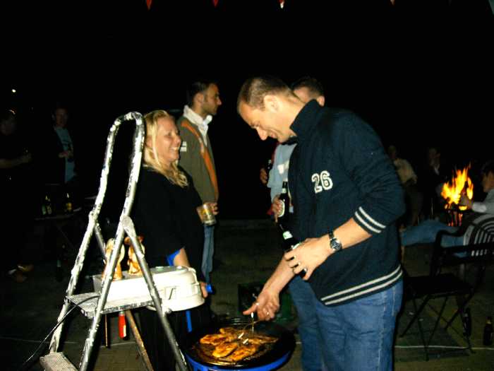 Koninginnenach 2004 Eikenwal met BBQ