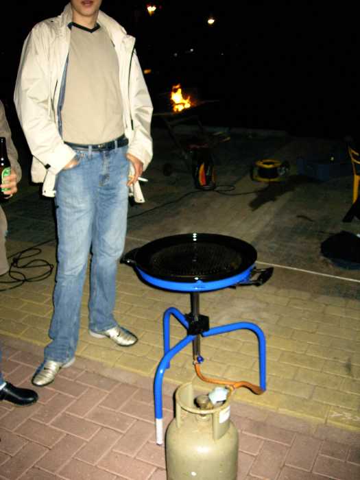 Koninginnenach 2004 Eikenwal met BBQ